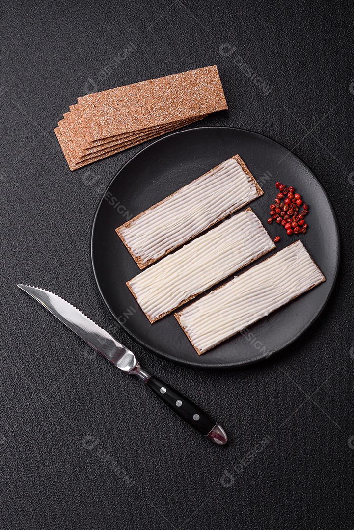 Pão retangular integral crocante com cream cheese