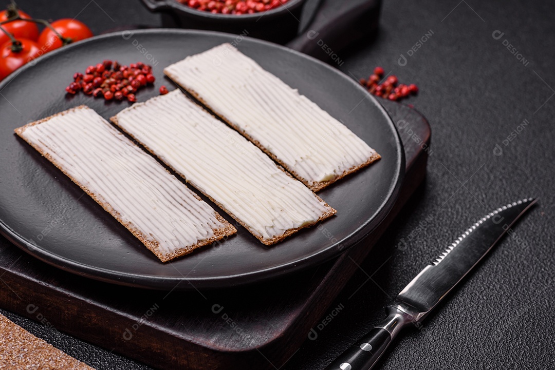 Pão retangular integral crocante com cream cheese