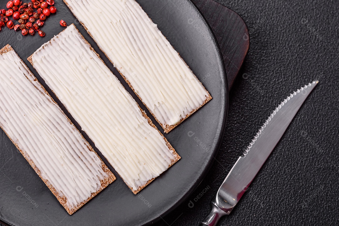Pão retangular integral crocante com cream cheese