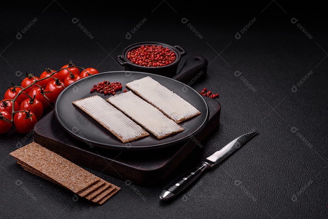 Pão retangular integral crocante com cream cheese