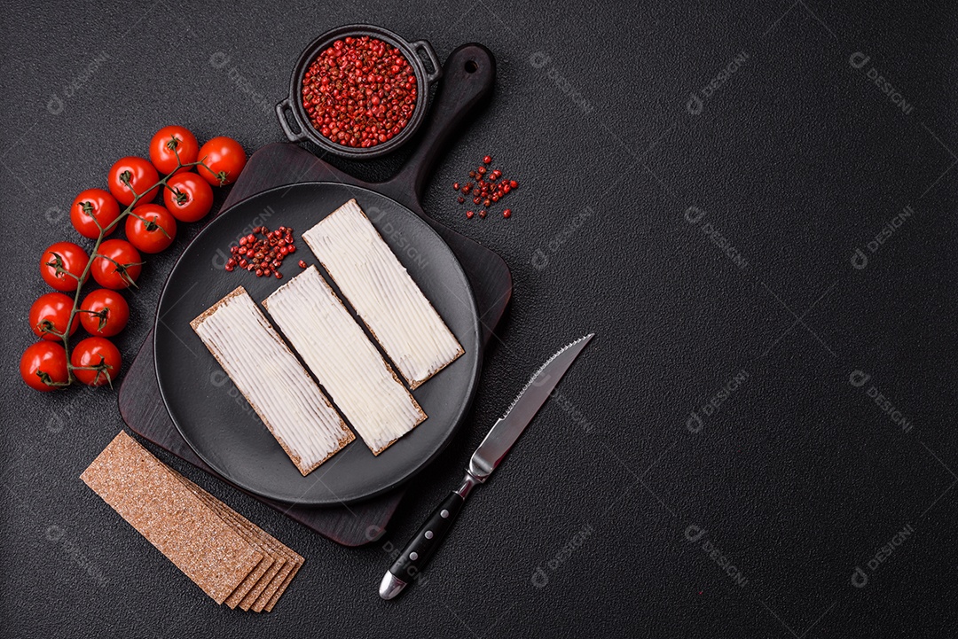 Pão retangular integral crocante com cream cheese