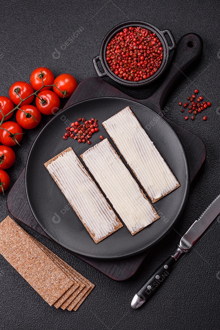 Pão retangular integral crocante com cream cheese