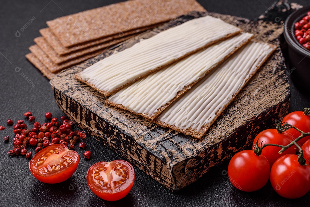 Pão retangular integral crocante com cream cheese