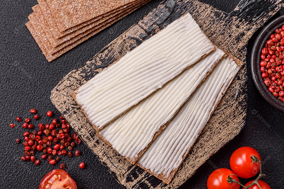 Pão retangular integral crocante com cream cheese