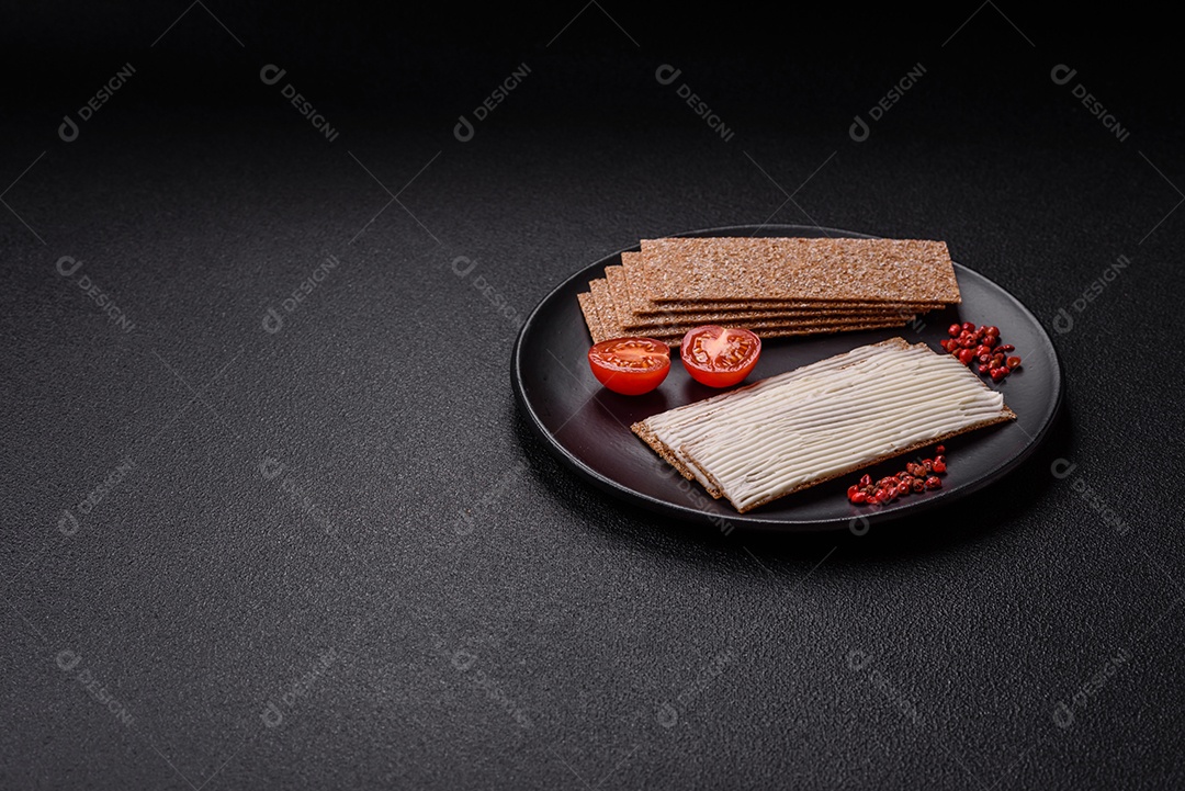 Cream Cheese ou Queijo Cremoso Torradas ou Biscoitos Integrais Tomates Cereja Molho ou Patê Sal Grosso ou Especiarias