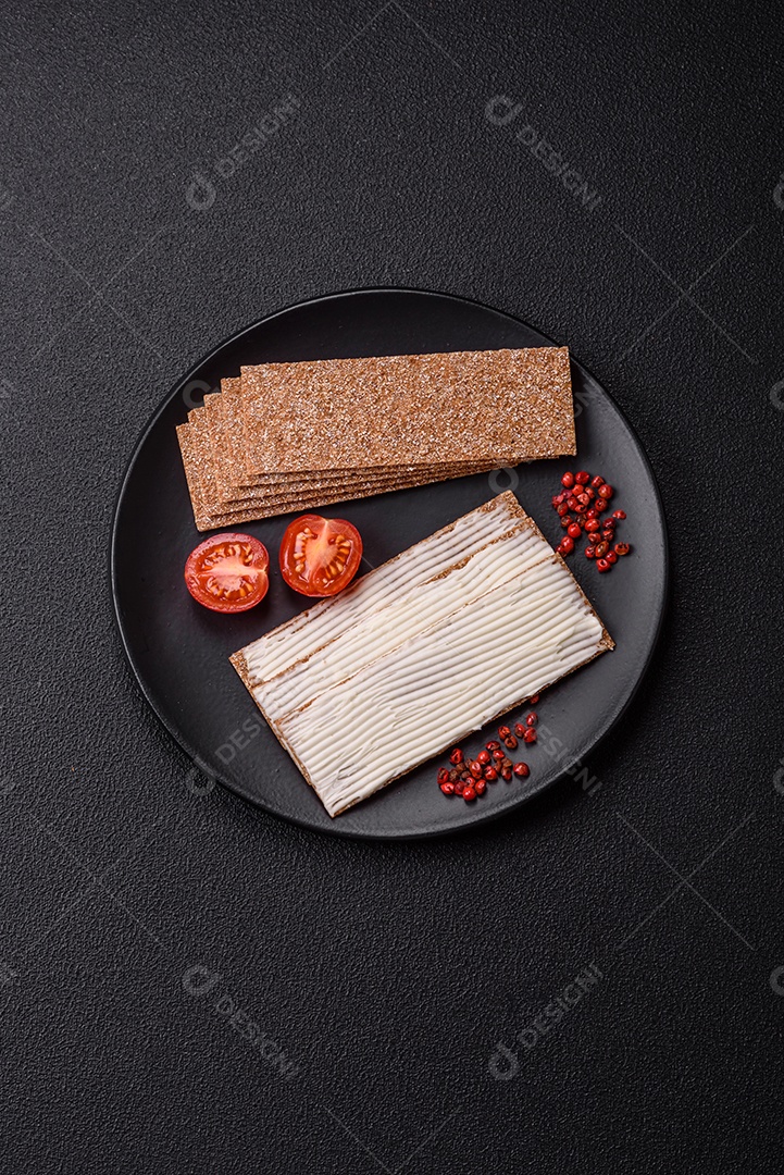 Cream Cheese ou Queijo Cremoso Torradas ou Biscoitos Integrais Tomates Cereja Molho ou Patê Sal Grosso ou Especiarias