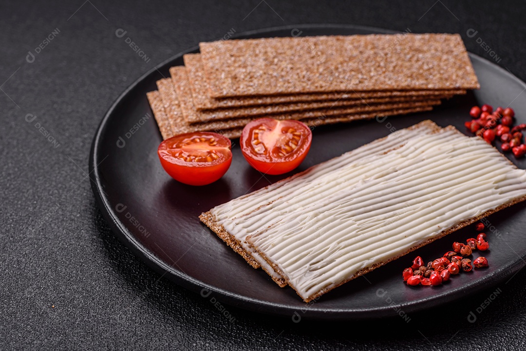 Cream Cheese ou Queijo Cremoso Torradas ou Biscoitos Integrais Tomates Cereja Molho ou Patê Sal Grosso ou Especiarias