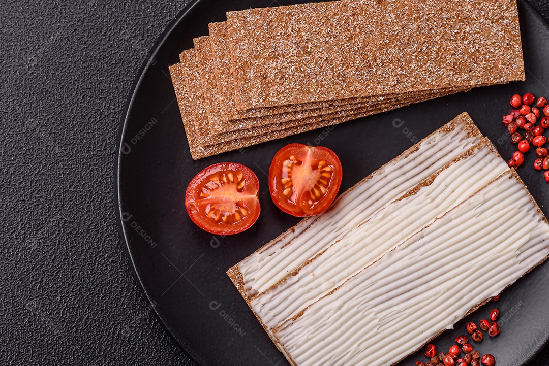 Cream Cheese ou Queijo Cremoso Torradas ou Biscoitos Integrais Tomates Cereja Molho ou Patê Sal Grosso ou Especiarias