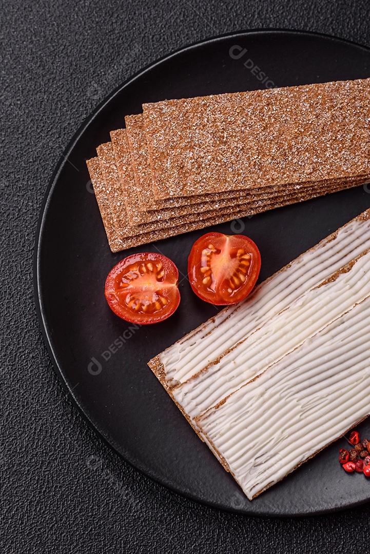 Cream Cheese ou Queijo Cremoso Torradas ou Biscoitos Integrais Tomates Cereja Molho ou Patê Sal Grosso ou Especiarias