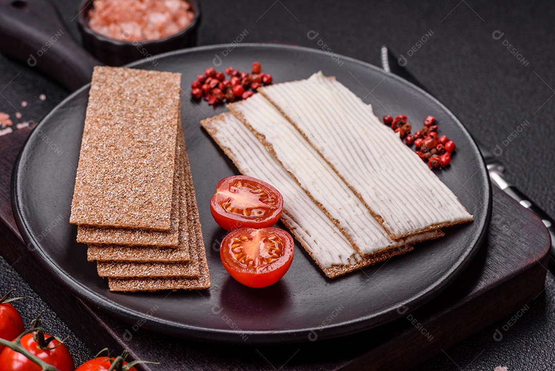 Cream Cheese ou Queijo Cremoso Torradas ou Biscoitos Integrais Tomates Cereja Molho ou Patê Sal Grosso ou Especiarias