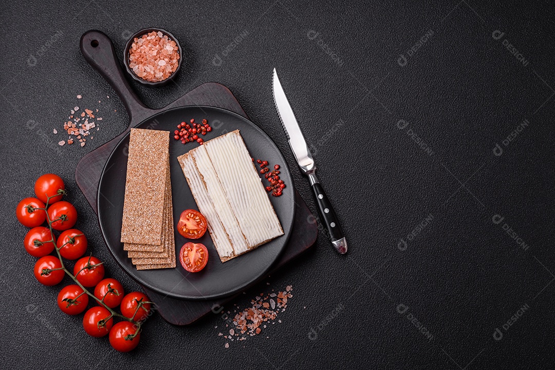 Cream Cheese ou Queijo Cremoso Torradas ou Biscoitos Integrais Tomates Cereja Molho ou Patê Sal Grosso ou Especiarias