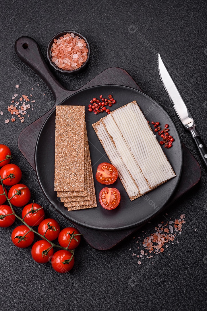 Cream Cheese ou Queijo Cremoso Torradas ou Biscoitos Integrais Tomates Cereja Molho ou Patê Sal Grosso ou Especiarias