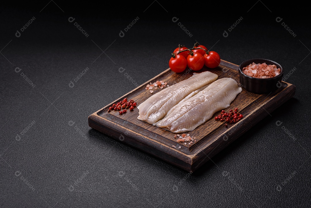 A imagem mostra filés de peixe, que são cortes desossados e macios de peixe