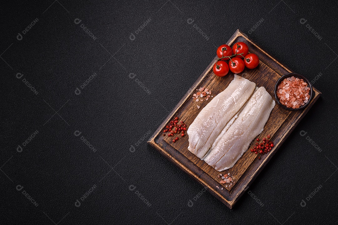 A imagem mostra filés de peixe, que são cortes desossados e macios de peixe