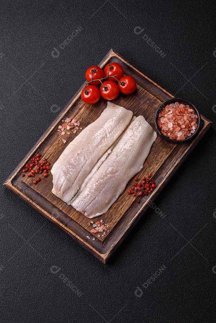 A imagem mostra filés de peixe, que são cortes desossados e macios de peixe