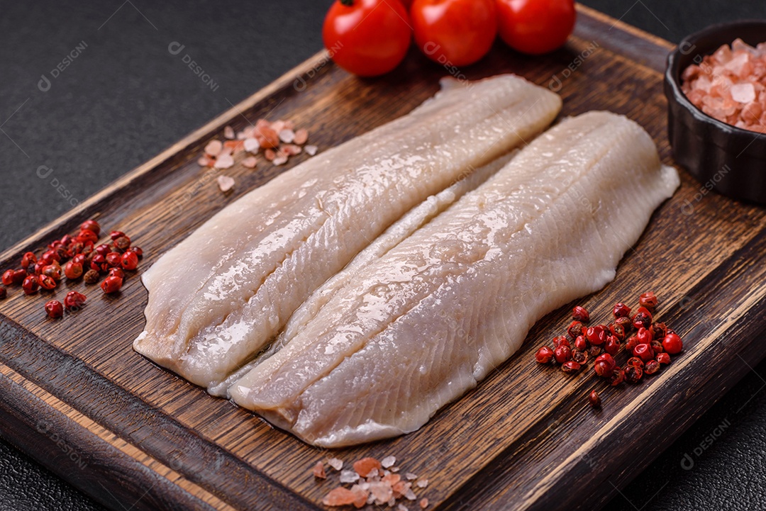 A imagem mostra filés de peixe, que são cortes desossados e macios de peixe