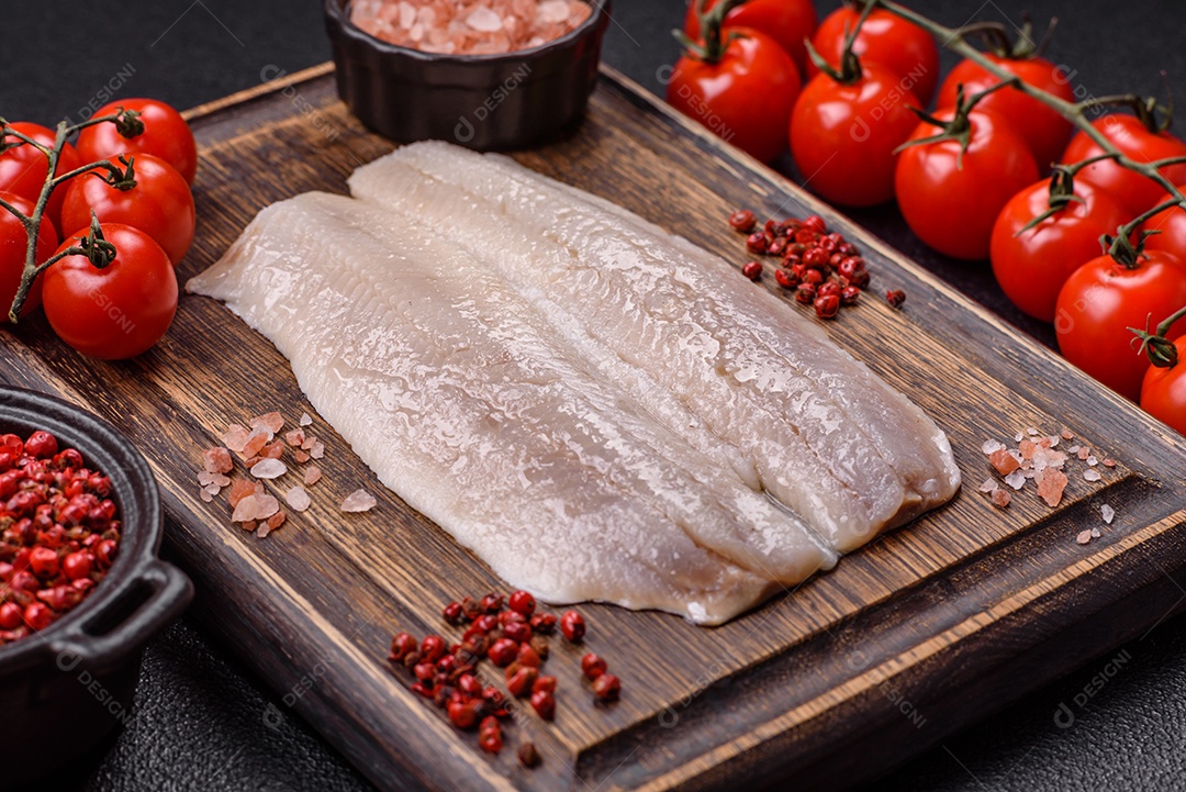 A imagem mostra filés de peixe, que são cortes desossados e macios de peixe