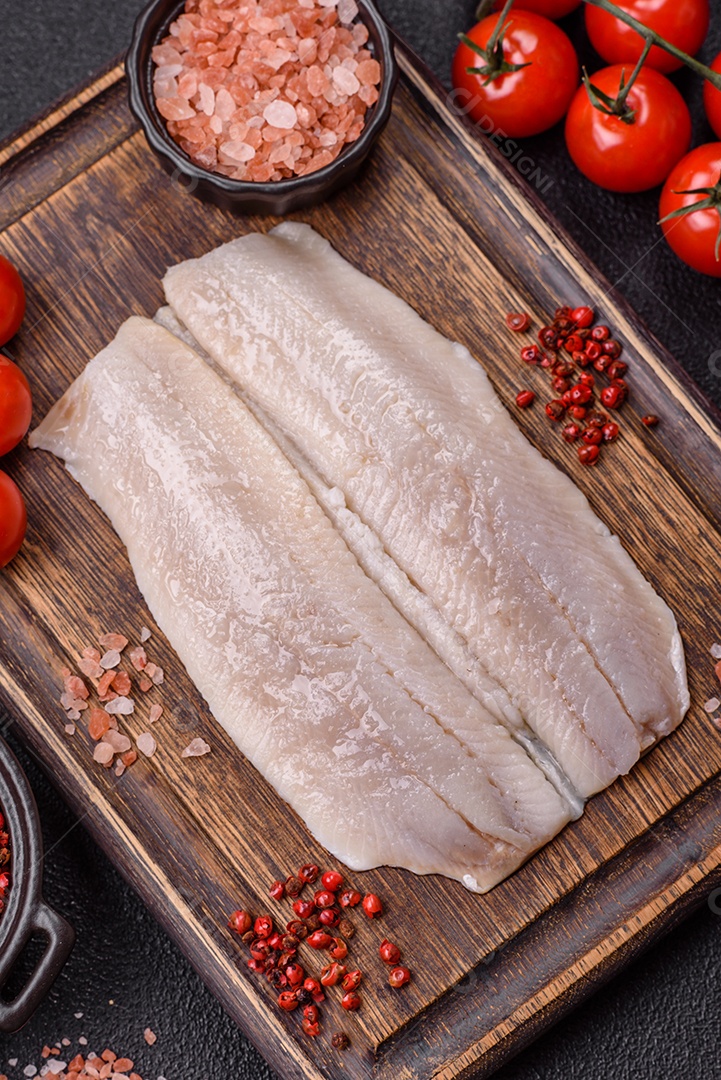 A imagem mostra filés de peixe, que são cortes desossados e macios de peixe