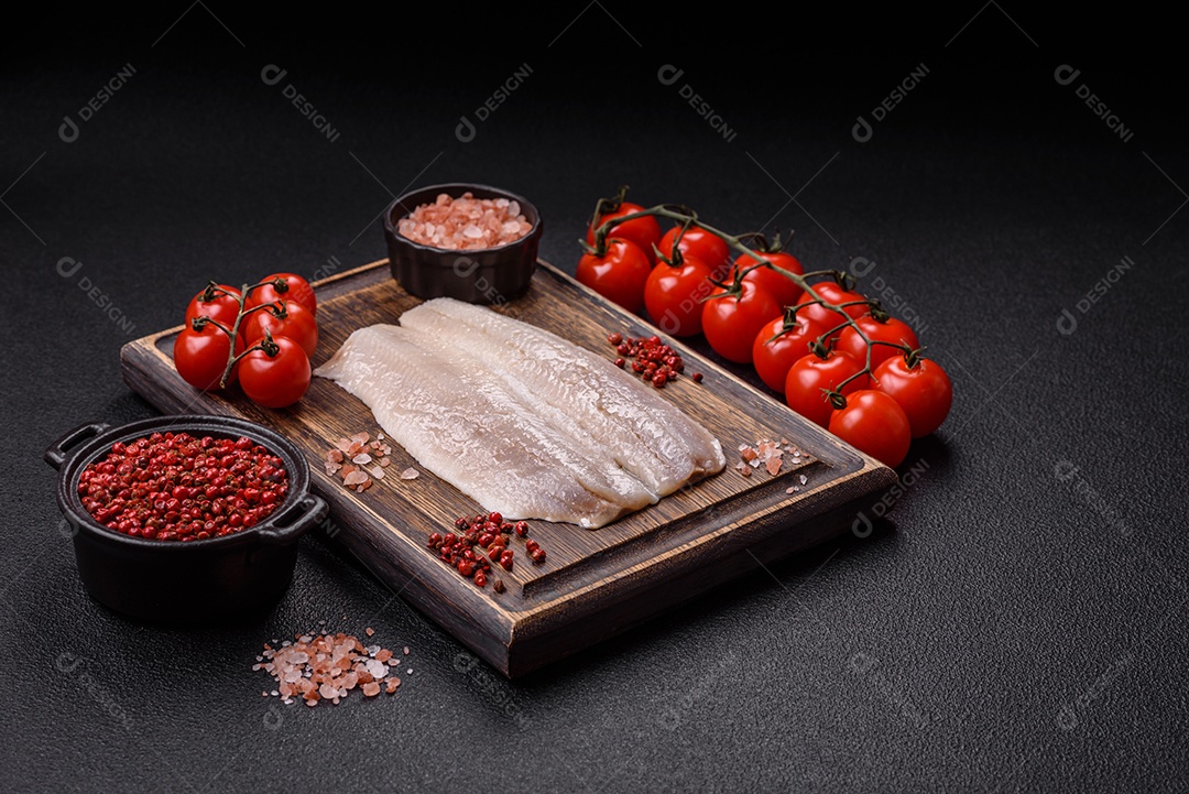 A imagem mostra filés de peixe, que são cortes desossados e macios de peixe