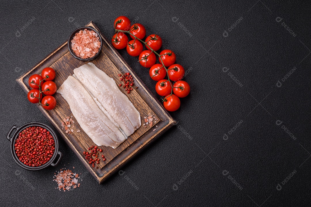 A imagem mostra filés de peixe, que são cortes desossados e macios de peixe