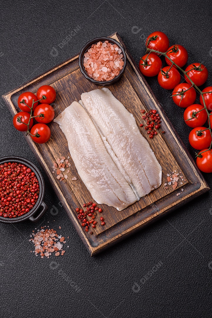 A imagem mostra filés de peixe, que são cortes desossados e macios de peixe