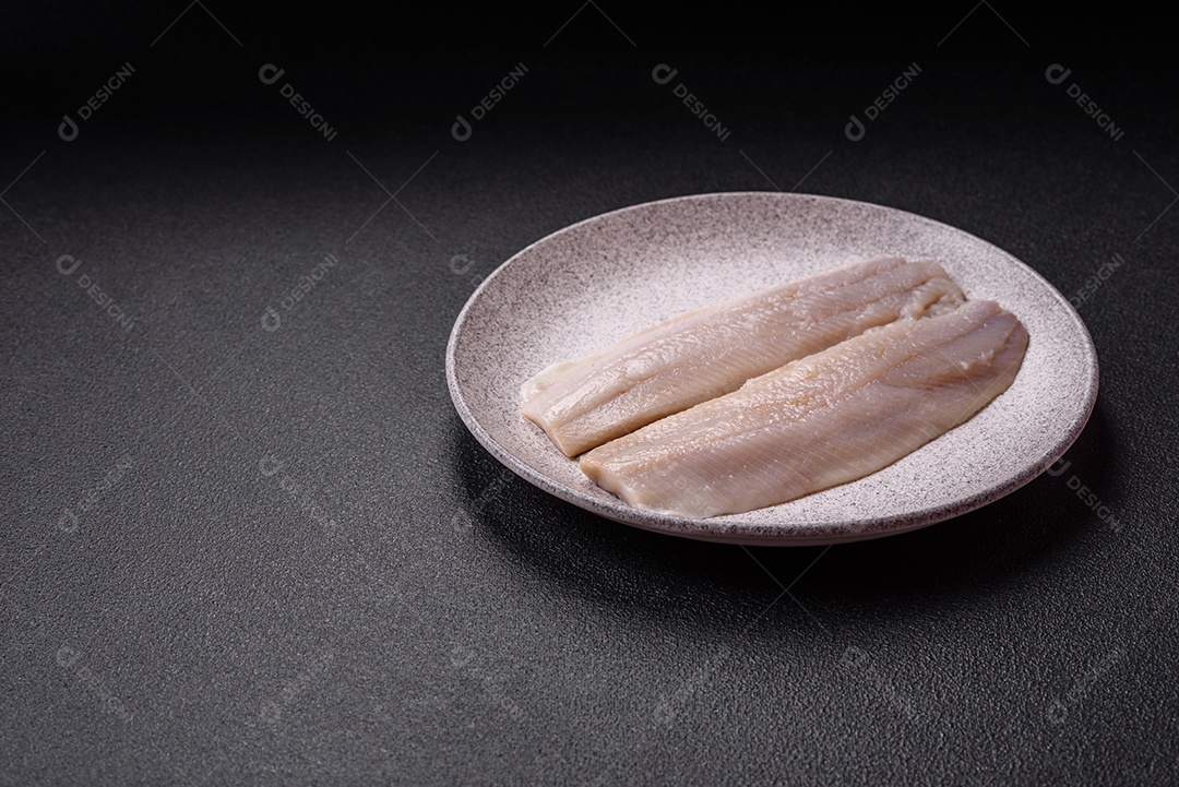 A imagem mostra filés de peixe, que são cortes desossados e macios de peixe