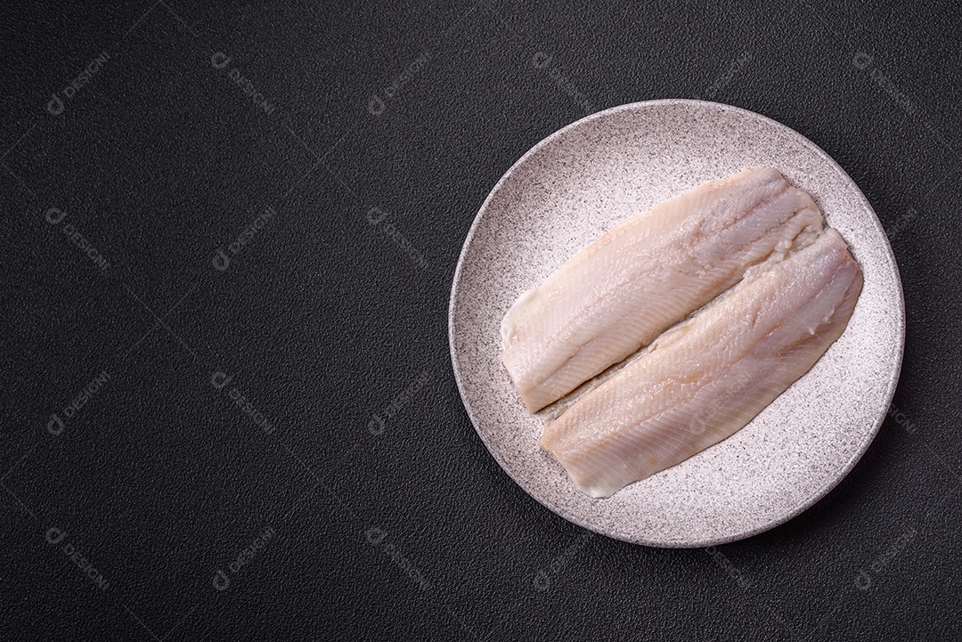 A imagem mostra filés de peixe, que são cortes desossados e macios de peixe