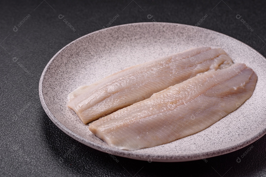 A imagem mostra filés de peixe, que são cortes desossados e macios de peixe