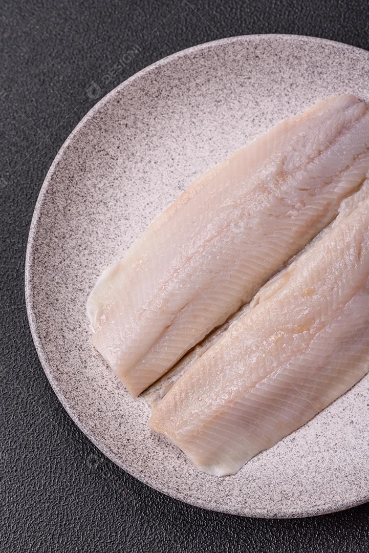 A imagem mostra filés de peixe, que são cortes desossados e macios de peixe