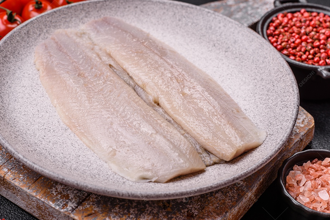 A imagem mostra filés de peixe, que são cortes desossados e macios de peixe