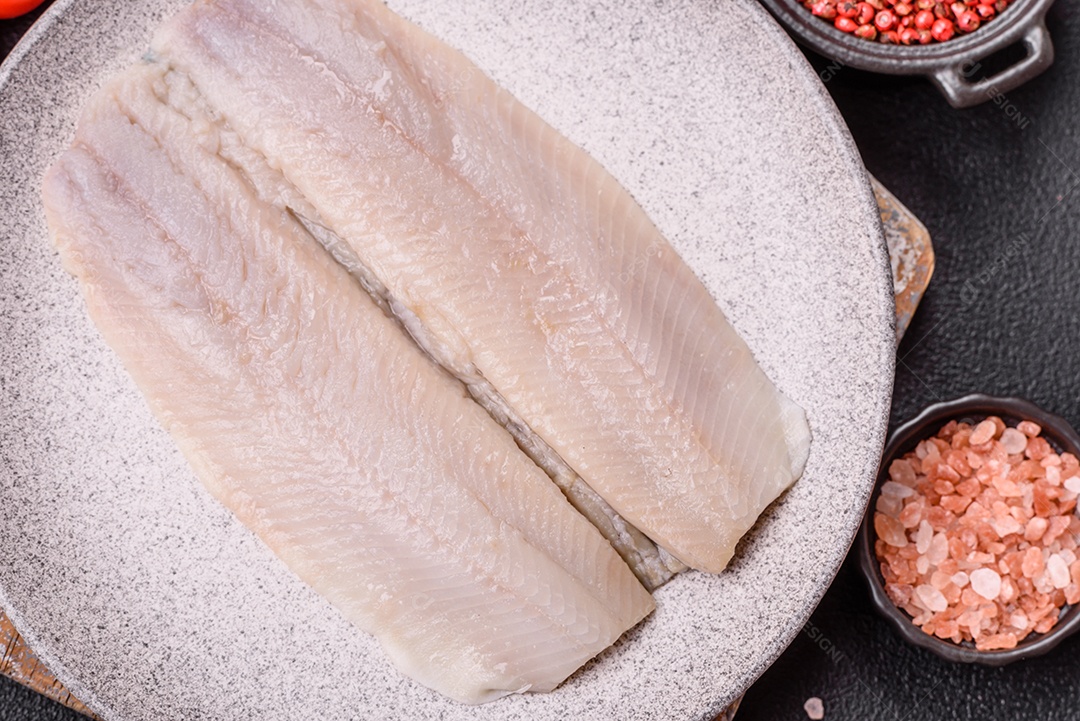 A imagem mostra filés de peixe, que são cortes desossados e macios de peixe