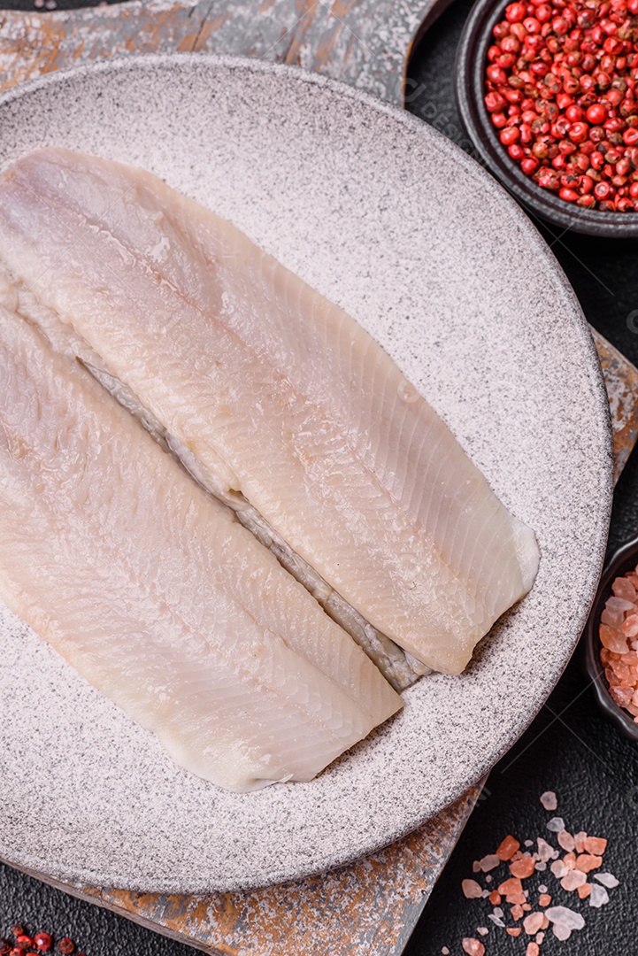 A imagem mostra filés de peixe, que são cortes desossados e macios de peixe