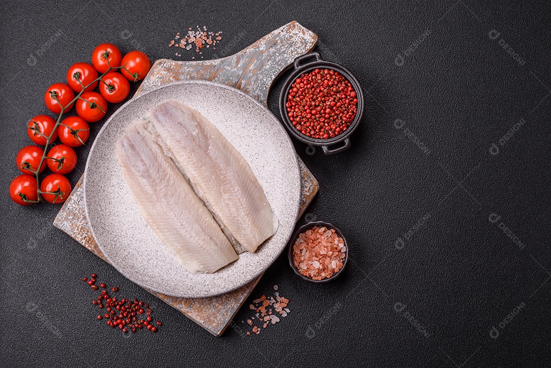 A imagem mostra filés de peixe, que são cortes desossados e macios de peixe