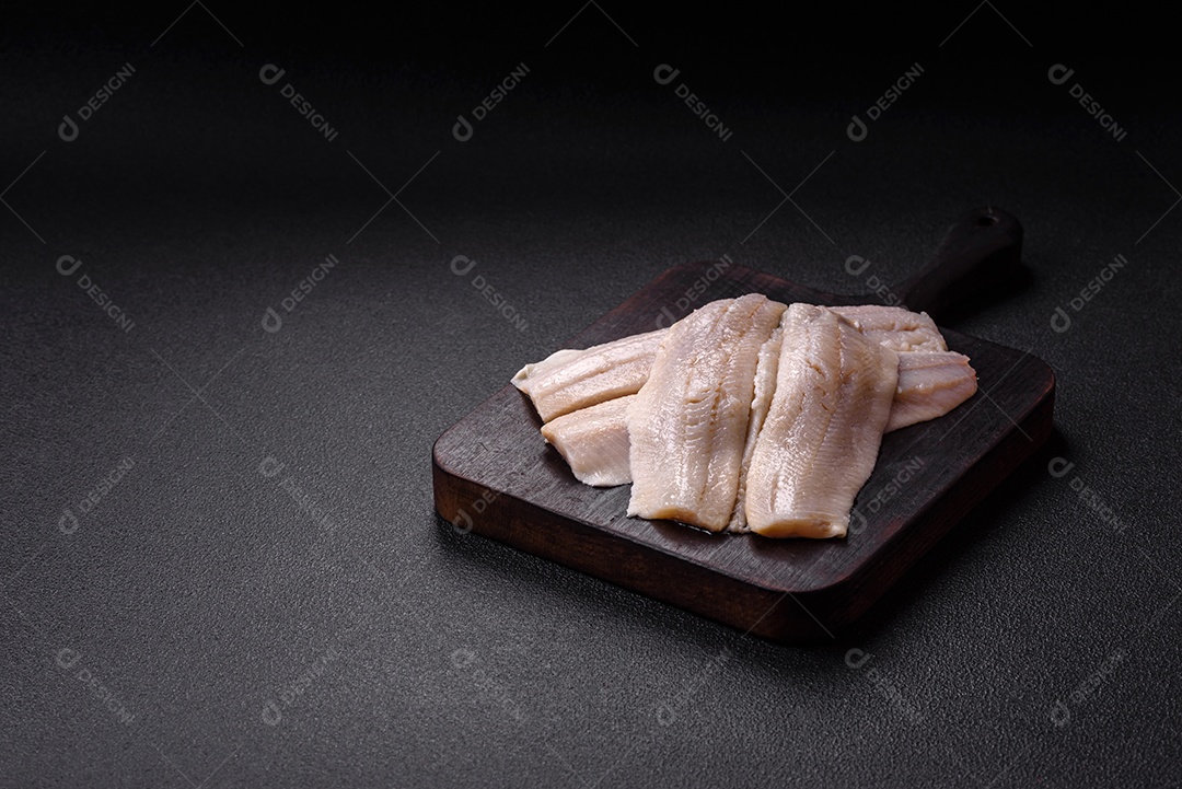 A imagem mostra filés de peixe, que são cortes desossados e macios de peixe