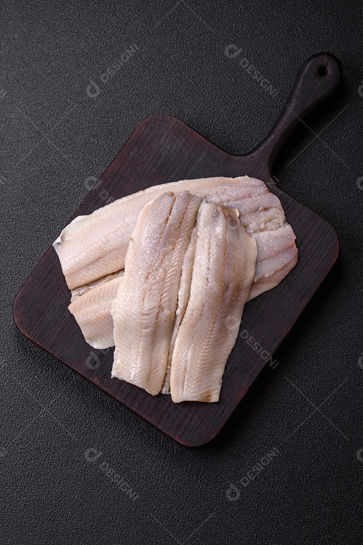 A imagem mostra filés de peixe, que são cortes desossados e macios de peixe