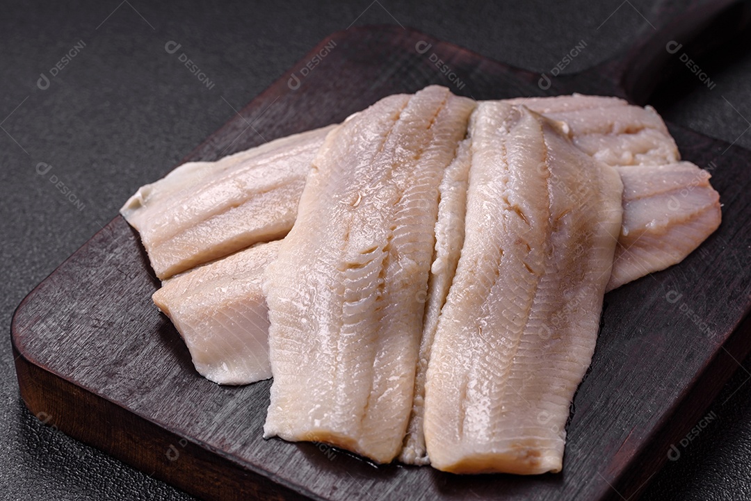 A imagem mostra filés de peixe, que são cortes desossados e macios de peixe