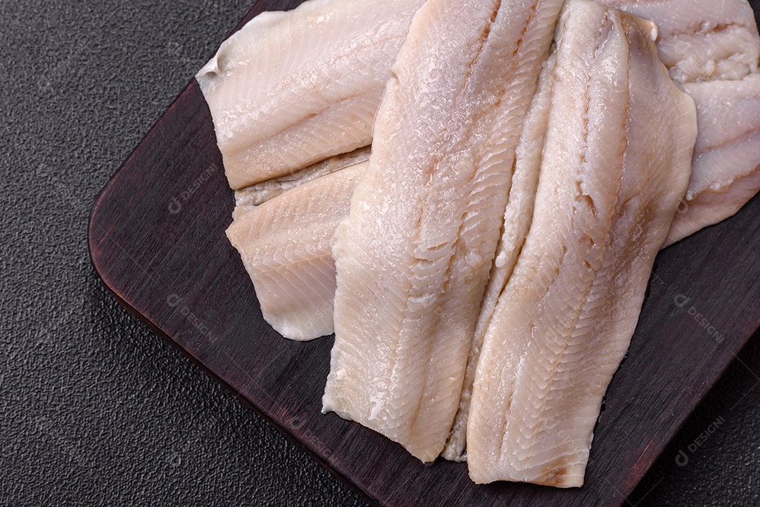 A imagem mostra filés de peixe, que são cortes desossados e macios de peixe