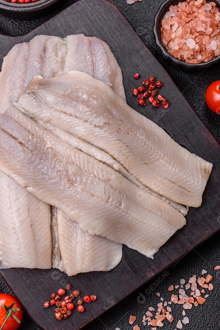 A imagem mostra filés de peixe, que são cortes desossados e macios de peixe