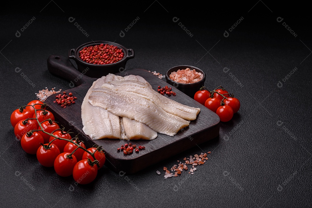 A imagem mostra filés de peixe, que são cortes desossados e macios de peixe