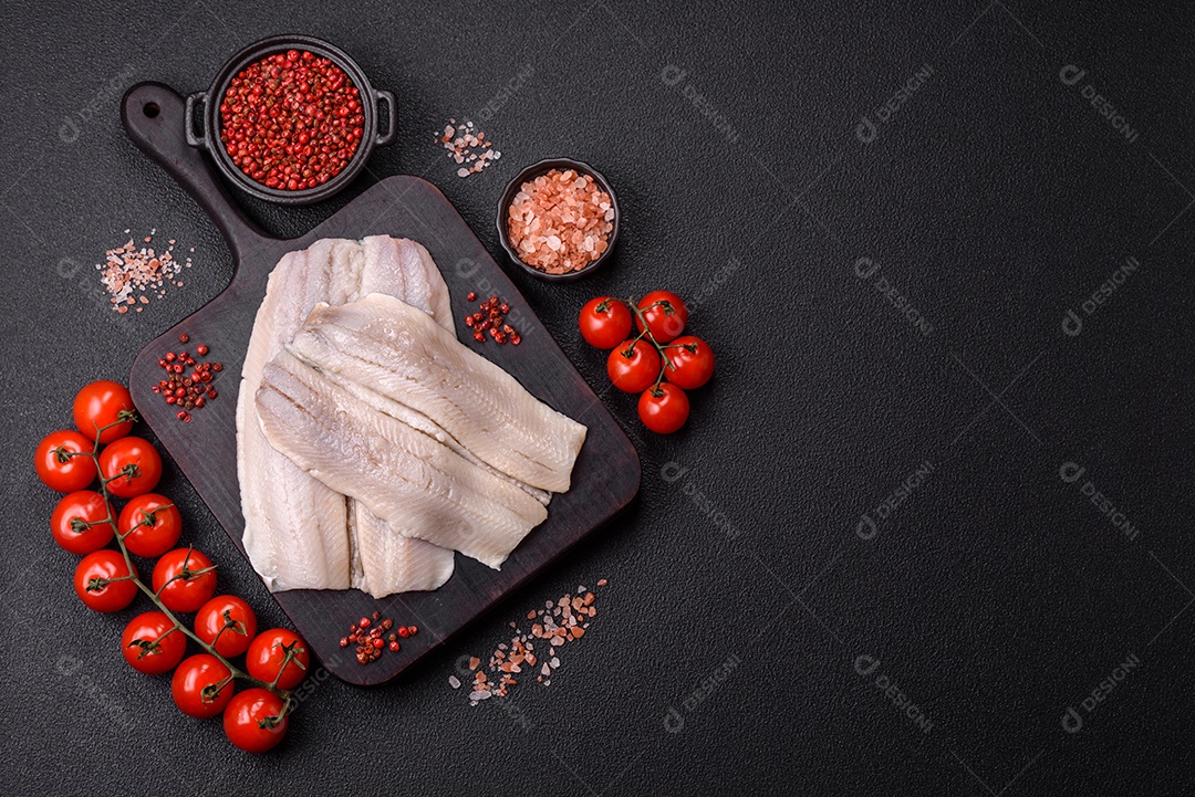 A imagem mostra filés de peixe, que são cortes desossados e macios de peixe