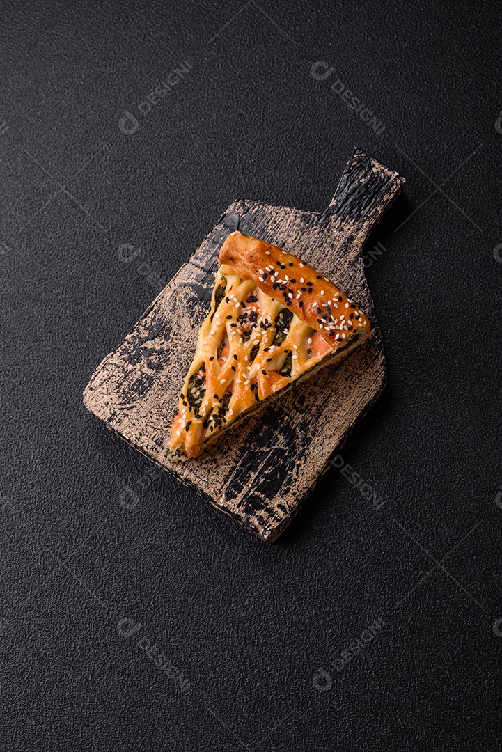 Imagem mostra uma fatia de torta salgada, possivelmente uma torta de espinafre com queijo