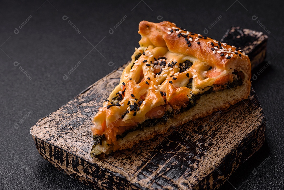 Imagem mostra uma fatia de torta salgada, possivelmente uma torta de espinafre com queijo