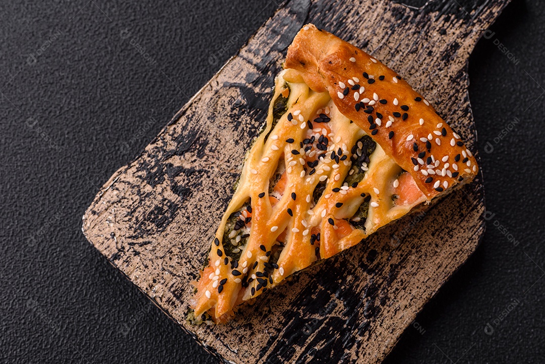 Imagem mostra uma fatia de torta salgada, possivelmente uma torta de espinafre com queijo