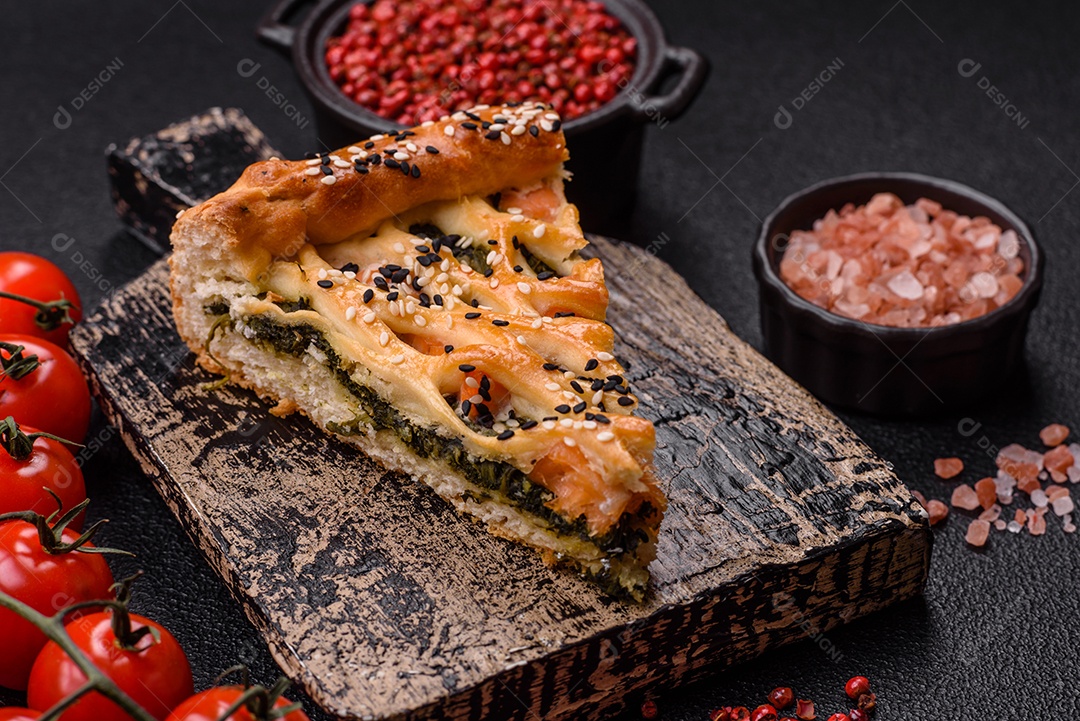 Imagem mostra uma fatia de torta salgada, possivelmente uma torta de espinafre com queijo