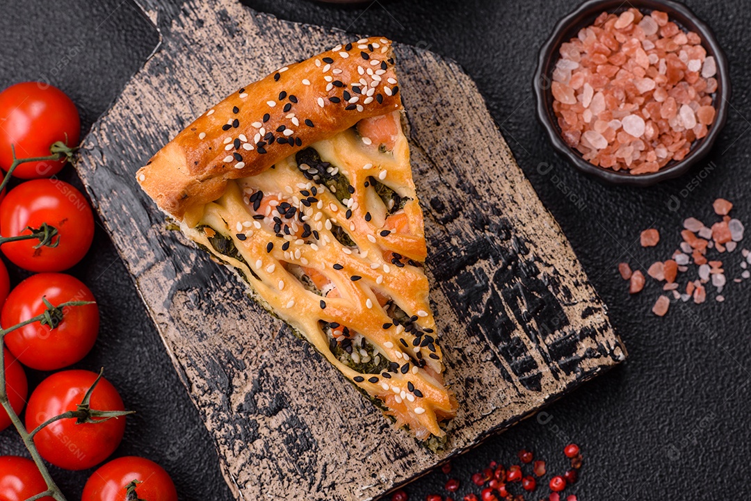 Imagem mostra uma fatia de torta salgada, possivelmente uma torta de espinafre com queijo