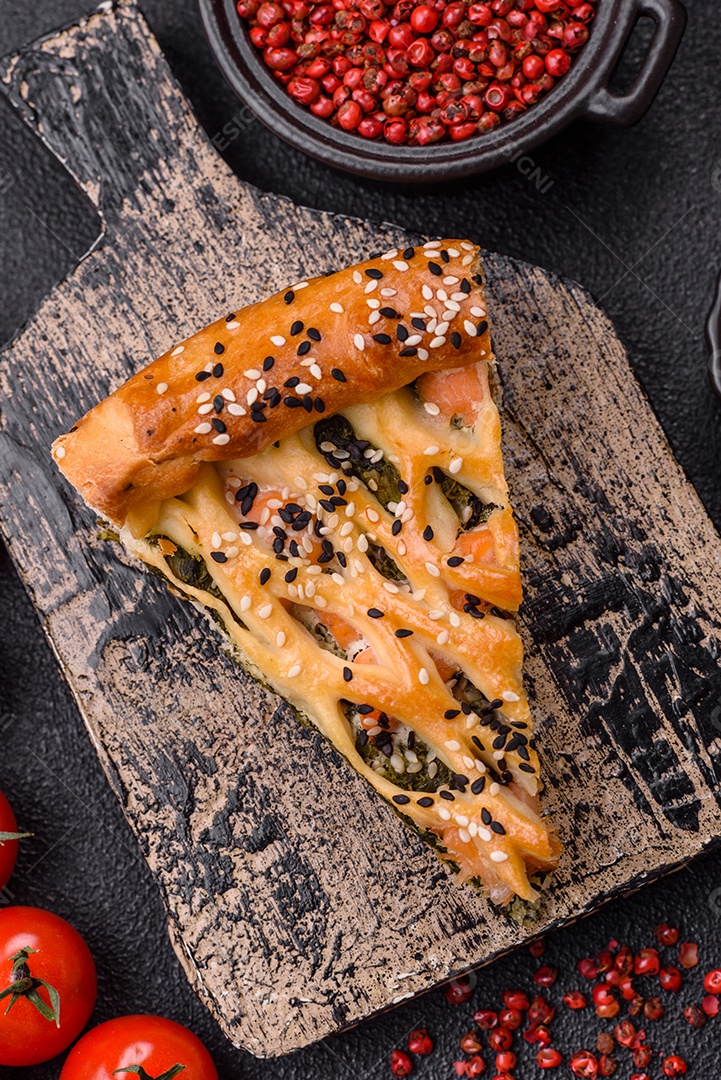 Imagem mostra uma fatia de torta salgada, possivelmente uma torta de espinafre com queijo