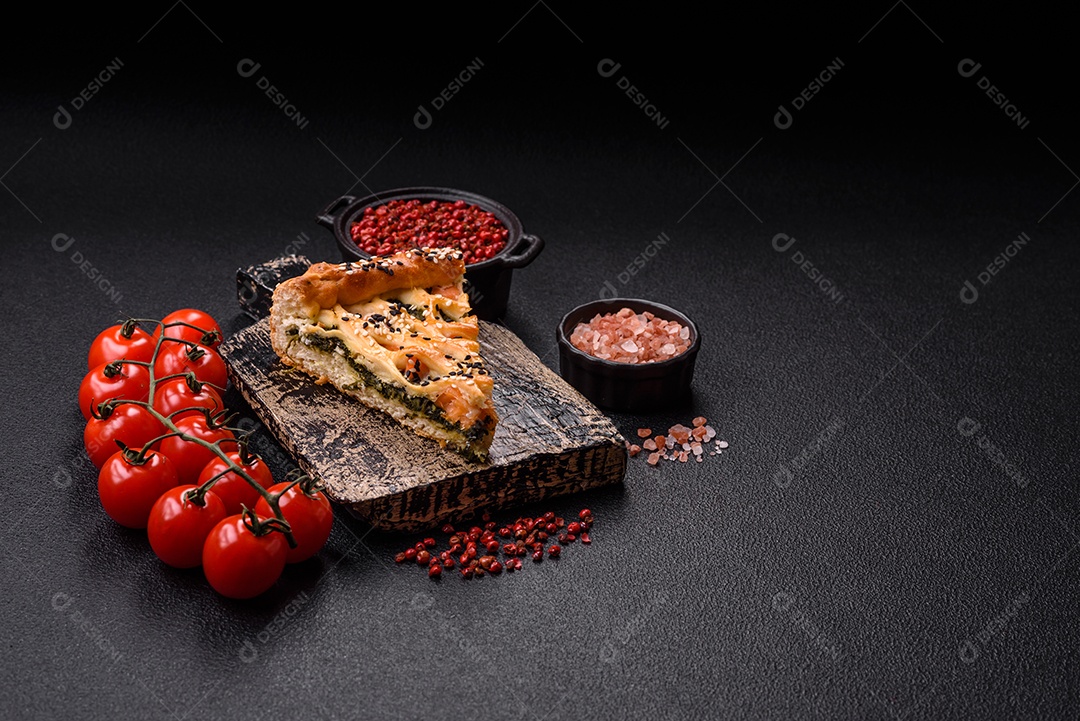 Imagem mostra uma fatia de torta salgada, possivelmente uma torta de espinafre com queijo