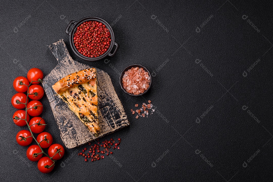 Imagem mostra uma fatia de torta salgada, possivelmente uma torta de espinafre com queijo