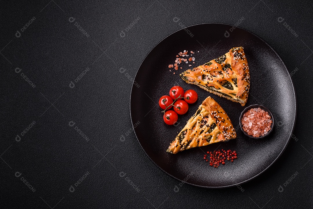 Imagem mostra uma fatia de torta salgada, possivelmente uma torta de espinafre com queijo