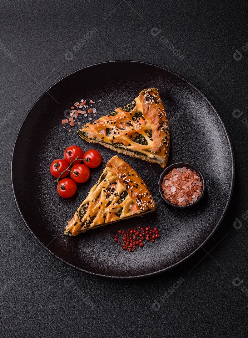 Imagem mostra uma fatia de torta salgada, possivelmente uma torta de espinafre com queijo